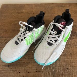 Girls size 4 Nike Teamhustle basketball sneakers